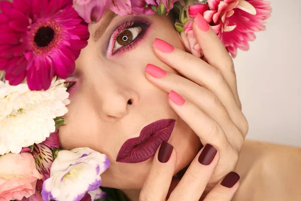 Borgogna Manicure Rosa Trucco Una Donna Con Una Varietà Fiori — Foto Stock