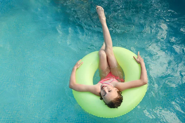 Κορίτσι Κολυμπάει Στην Πισίνα Νερό Καλοκαίρι — Φωτογραφία Αρχείου
