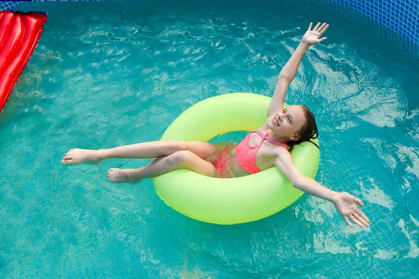 Girl Happily Swims Pool Summer — Stock Photo, Image