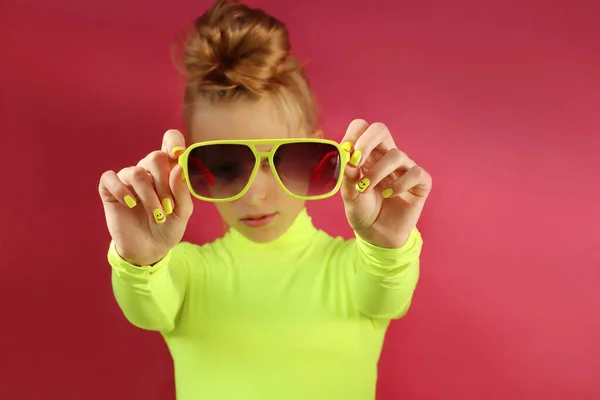 Ein Blondes Mädchen Posiert Mit Gelbem Rollkragen Und Sonnenbrille — Stockfoto