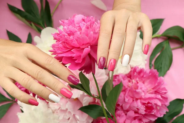 Manicure Multicolore Rosa Bordeaux Uno Sfondo Peonie — Foto Stock