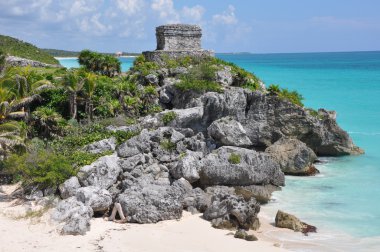 tulum Maya harabelerini Meksika'daki sahilde