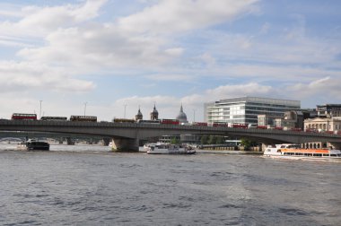 Londra İngiltere'deki Thames Nehri boyunca