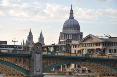 Londra İngiltere'deki Thames Nehri boyunca