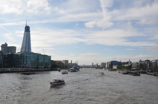 Londres ao longo do rio Tamisa, na Inglaterra — Fotografia de Stock
