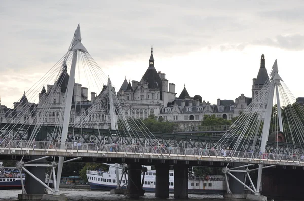 Лондон вдоль Темзы в Англии — стоковое фото