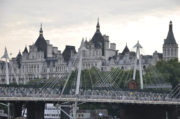 London längs floden Themsen i England — Stockfoto