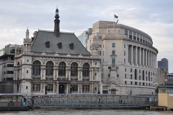 London längs floden Themsen i England — Stockfoto