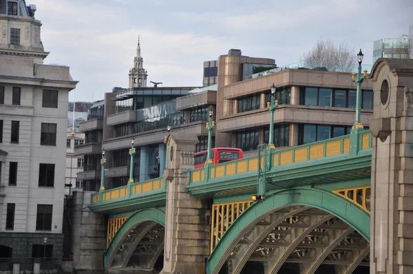 London längs floden Themsen i England — Stockfoto