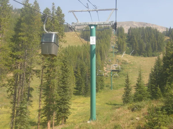 Lake louise gondol ve chairlifts banff national park, alberta, Kanada — Stok fotoğraf