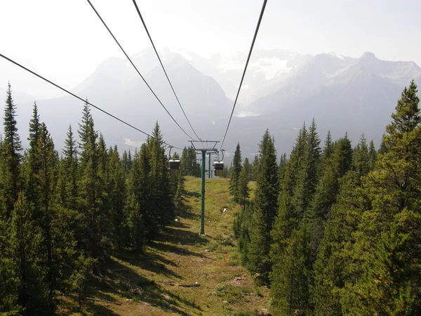 Lake louise gondola en stoeltjesliften in banff national park, alberta, canada — Stockfoto