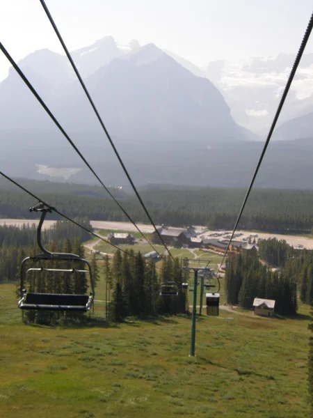 Lake louise gondol ve chairlifts banff national park, alberta, Kanada — Stok fotoğraf