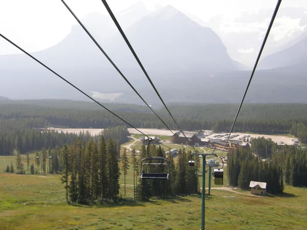 Lago Louise Gondola e Cadeiras em Banff National Park, Alberta, Canadá — Fotografia de Stock