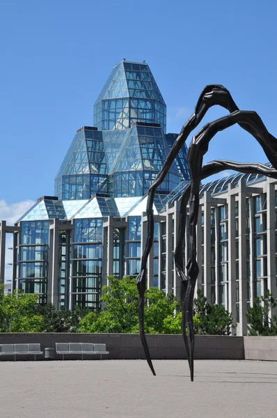 Escultura de aranha em frente à Galeria Nacional do Canadá — Fotografia de Stock