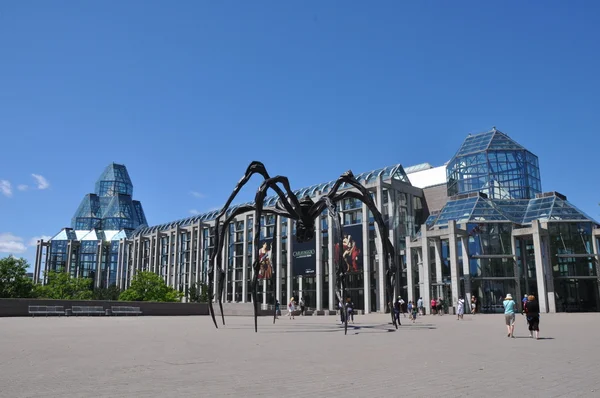 Людина-павук перед скульптура Національна галерея Канади в Оттаві, Канада — стокове фото