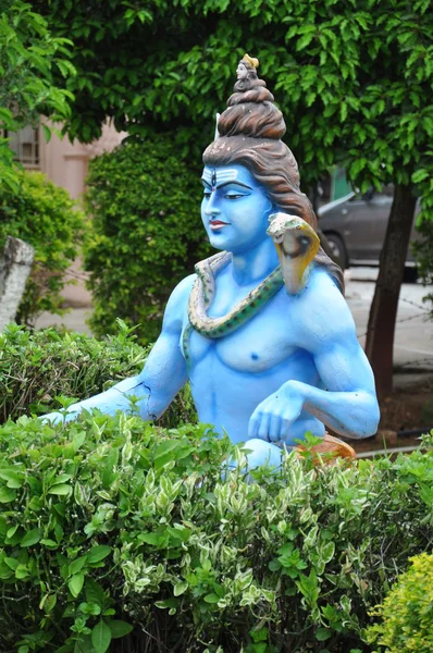 Estátua do Senhor Hindu Krishna em Shree Swaminarayan Gurukul em Hyderabad, Índia — Fotografia de Stock