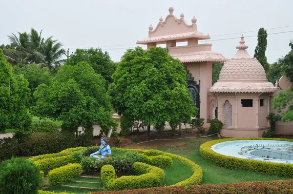 Estatua del Señor Hindú Krishna en Shree Swaminarayan Gurukul en Hyderabad, India — Foto de Stock