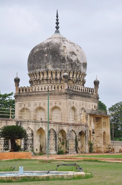 Qutb shahi graven in hyderabad, india — Stockfoto