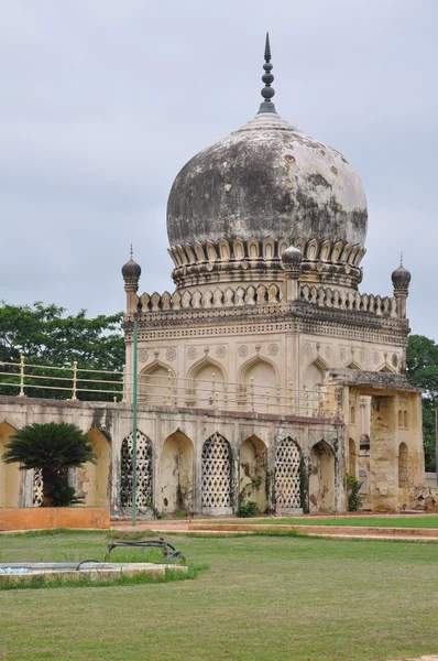 Qutb shahi graven in hyderabad, india — Stockfoto