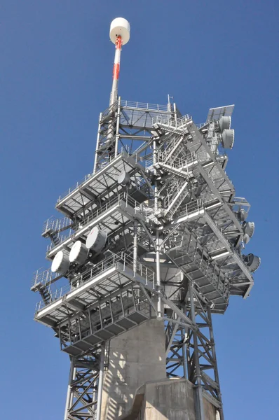 통신 타워 꼭대기에 마운트 titlis — 스톡 사진