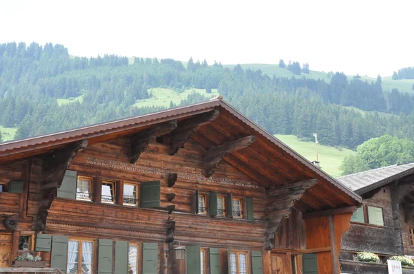 Шале в швейцарских Альпах — стоковое фото