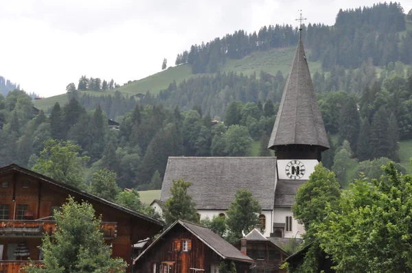 Igreja nos Alpes na Suíça — Fotografia de Stock