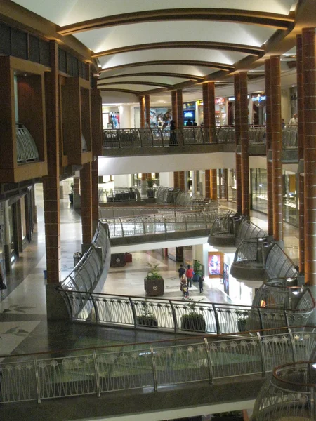 Centro comercial BurJuman en Dubai, Emiratos Árabes Unidos — Foto de Stock