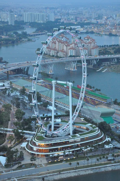 Pohled do singapore flyer od marina bay sands v Singapuru — Stock fotografie