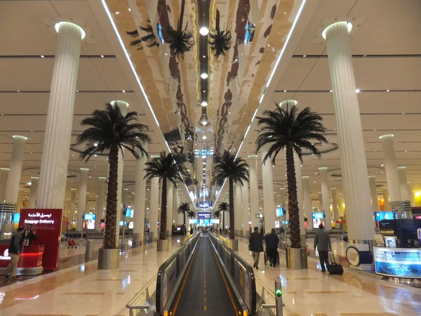 Aeropuerto Internacional de Dubai en los Emiratos Árabes Unidos — Foto de Stock