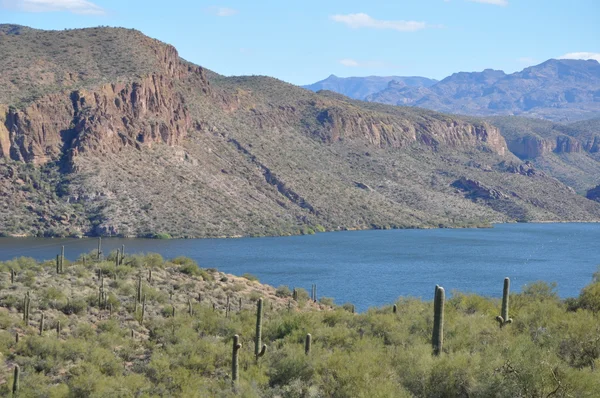 Lago a lo largo de Apache Trail en Arizona, Estados Unidos — Foto de Stock