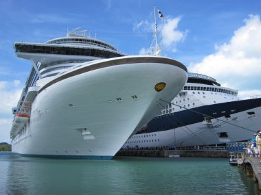 Yolcu gemisi Antigua'da demirledi