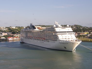 Yolcu gemisi Antigua'da demirledi