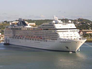 Yolcu gemisi Antigua'da demirledi
