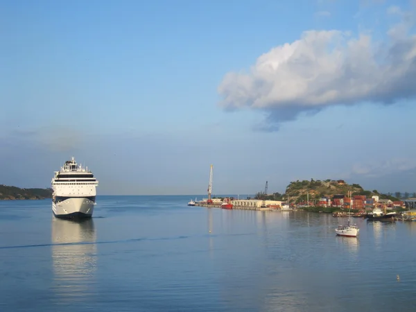 Navio de cruzeiro em Antígua — Fotografia de Stock