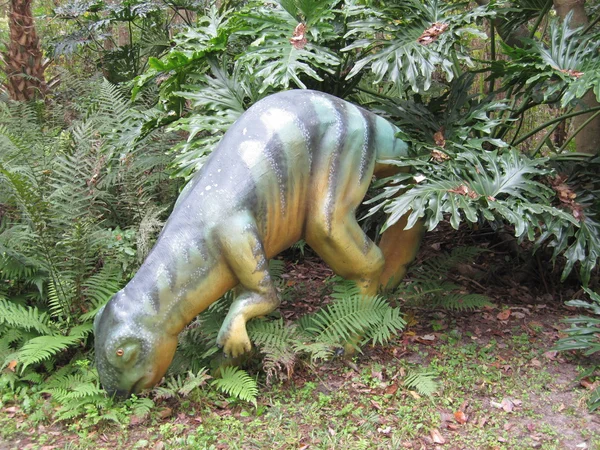 Réplica de dinosaurio — Foto de Stock