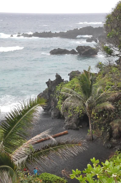 Praia de areia preta em Maui — Fotografia de Stock