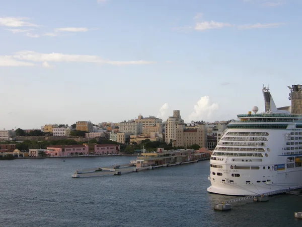 Navios de cruzeiro atracados em San Juan em Porto Rico — Fotografia de Stock