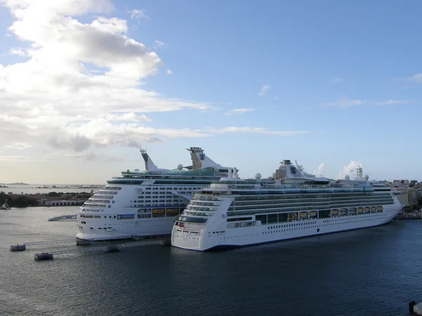 Navios de cruzeiro atracados em San Juan em Porto Rico — Fotografia de Stock