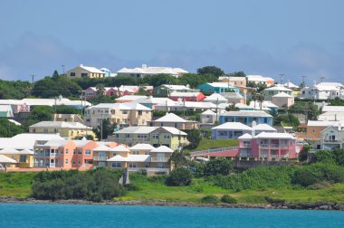 Bermuda'da renkli evleri