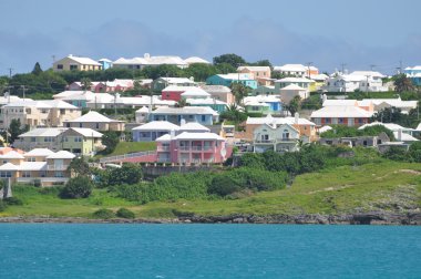 Bermuda'da renkli evleri