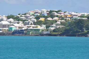 Bermuda'da renkli evleri