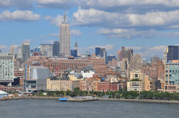 Empire state binası ile Manhattan skyline — Stok fotoğraf