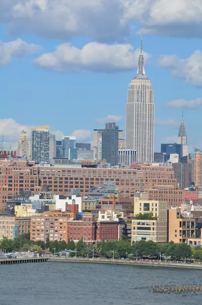 Небо Манхэттена с Эмпайр-стейт-билдинг — стоковое фото