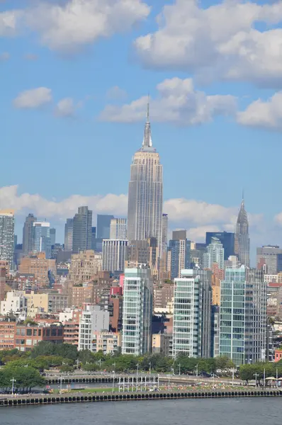 Manhattan skyline med empire state buildingστον ορίζοντα του Μανχάταν με το empire state building — Stockfoto