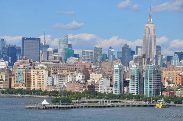Manhattan skyline med empire state buildingστον ορίζοντα του Μανχάταν με το empire state building — Stockfoto