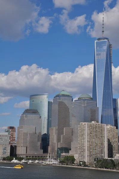 较低的曼哈顿天空中有一个世界贸易中心 — 图库照片