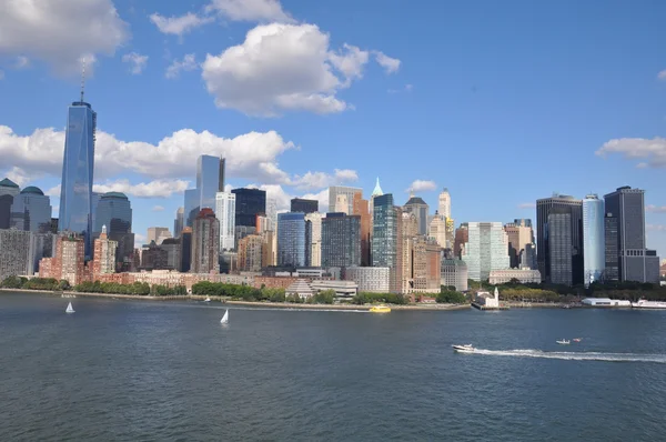 Aşağı manhattan skyline bir Dünya Ticaret Merkezi ile — Stok fotoğraf