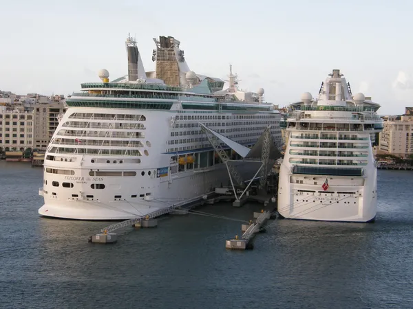 Royal Caribbean Explorer of the Seas & Jewel of the Seas a San Juan — Foto Stock