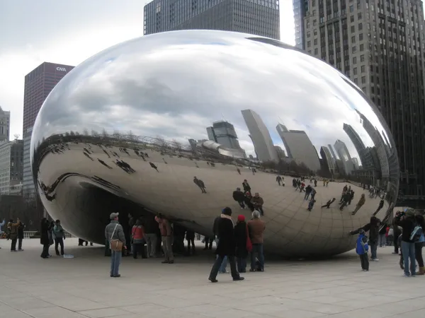 Cloud gate sculptuur in millennium park in chicago — Stockfoto