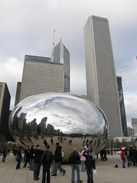 Cloud gate sculptuur in millennium park in chicago — Stockfoto